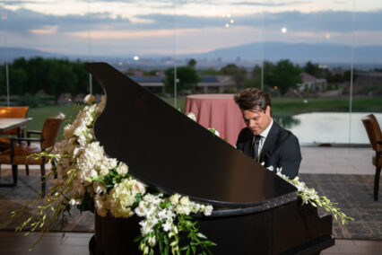 piano player